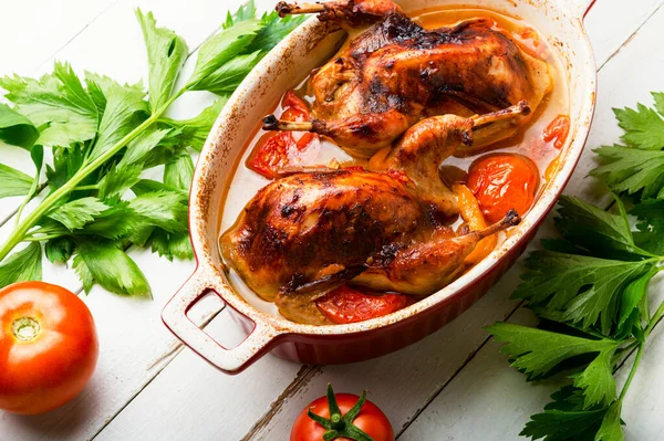 Domates sosunda pişirilmiş sulu bıldırcın. Baharatlı diyet eti. Fırında tavuk.