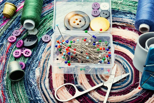 ボタン スレッド 針の付属品を縫う 針仕事セット — ストック写真