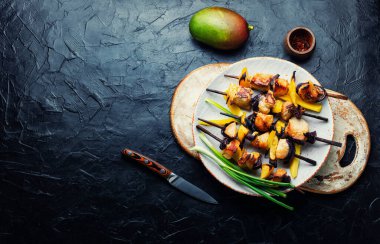 Ahşap şişler üzerinde kızarmış et. Tavuklu ve mangolu kebaplar, metin için yer