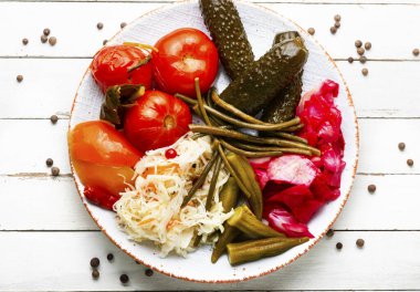 Domates, lahana turşusu, bamya, salatalık ve bezelye. Sebze turşusu