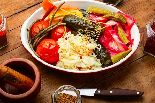 Conjunto Encurtidos Tomate Chucrut Okra Pepinos Guisantes Pepinillos Vegetales Sobre — Foto de Stock