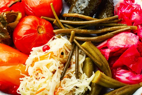 Hausgemachte Eingelegte Gurken Okra Paprika Tomaten Und Sauerkraut Gemüsekonserven Nahaufnahme — Stockfoto