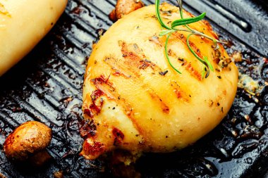 Mantar ve biberle doldurulmuş kızarmış kalamar. Izgara tavada kızarmış kalamar.