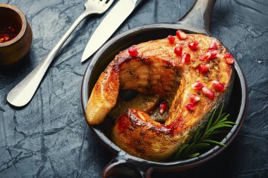 Lezzetli pişmiş alabalık ya da ananaslı somon bifteği..