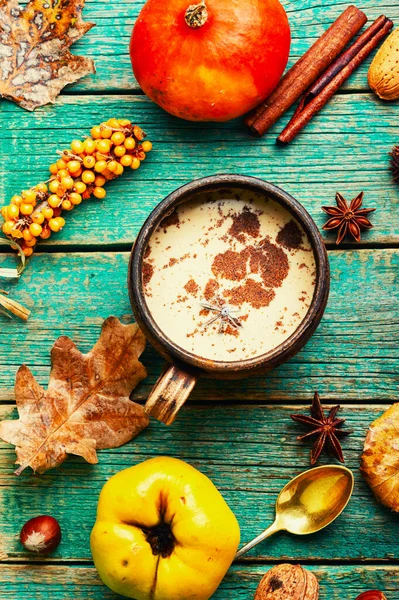 Traditionelles Herbstkaffeetrinken Kürbislatte — Stockfoto