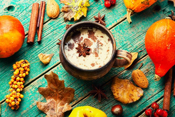 Geleneksel Sonbahar Kahvesi Balkabaklı Latte Sonbahar Arkaplanı — Stok fotoğraf
