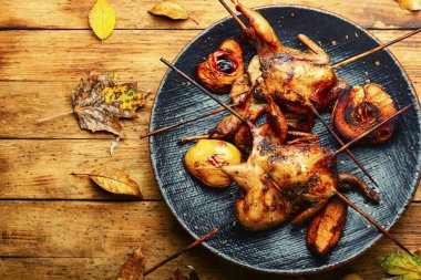 Lezzetli keklik ya da şişte ızgara bıldırcın. Barbekü eti.