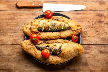 Hamurda pişirilmiş lezzetli scomber balığı. Ekmekte pişmiş balık.