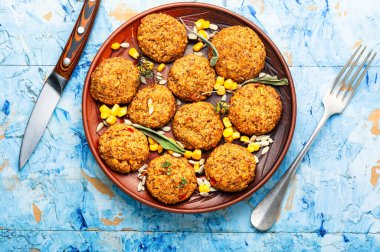 Sebze topları. Lezzetli sebze köfteleri. Fasulye, mısır, lahana, pirinç ve ayçekirdeği topları. Vejetaryen yemeği.