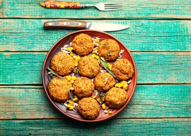 Sebze topları. Lezzetli sebze köfteleri. Fasulye, mısır, lahana, pirinç ve ayçekirdeğinden sağlıklı yiyecekler..