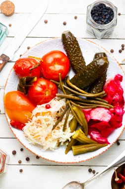 Domates, lahana turşusu, bamya, salatalık ve bezelye. Turşu ve terbiye edilmiş yiyecek.