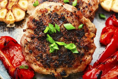 Biftek, dana pirzola ve ardıç meyvelerinde marine edilmiş domuz eti. Kapat.