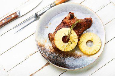 Ananas halkalarıyla pişirilmiş iştah açıcı et. Meyve salamurasında sığır eti entrikası. Metin için boşluk