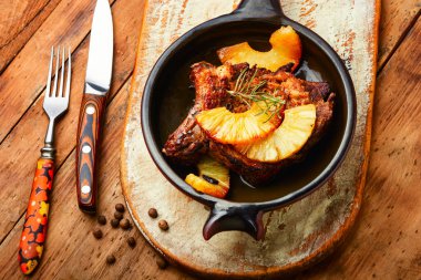 Ananas salamurasıyla pişirilmiş lezzetli sığır eti..