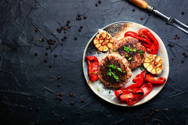 ミンチ肉と揚げ牛肉ステーキとローストベルペッパーとニンニクのガーニッシュ スペースのコピー — ストック写真