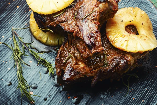 パイナップルリングで焼いた牛肉の肉 牛肉はフルーツマリネに入っています 閉じろ — ストック写真