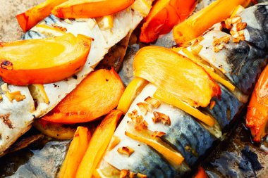 Deniz ürünleri, kızarmış uskumru. Hurma ağacında balık scomber. Kapat.