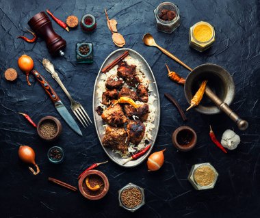 Pirinçli baharatlı vindaloo eti. Baharatlı sarımsak sosunda pişirilmiş domuz eti.