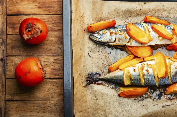 Hurma ve limonla pişirilmiş lezzetli scomber balığı..