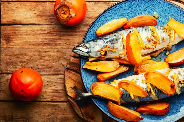 Sağlıklı yemek, fırında uskumru. Kırsal ahşap masada hurma meyveli balık.