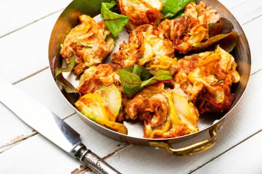 Lezzetli kızarmış kabak ve taze otlar. Kızarmış patlıcan.