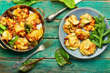 Lezzetli kızarmış kabak ve taze otlar. Kızarmış sebze.