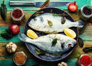 Pişmemiş balık, dorado ve baharatlar. Çiğ dorado, ya da deniz sazanı.