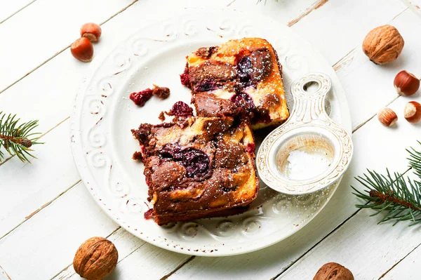 Kuchenstück Mit Schokolade Kirschen Und Nüssen Marmorkuchen — Stockfoto