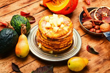 Masaya meyveli leziz krepler koy..