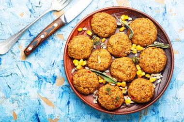 Sebze topları. Lezzetli sebze köfteleri. Fasulye, mısır, lahana, pirinç ve ayçekirdeği topları. Vejetaryen yemeği.