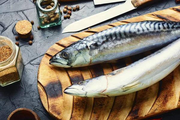 Makrillfisk Och Kryddor Köksbordet Havsväxter — Stockfoto