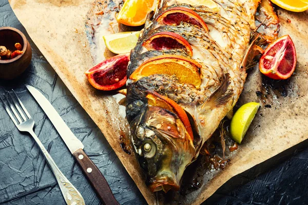 Deliziosa Carpa Pesce Grigliata Intera Con Limone Arance — Foto Stock