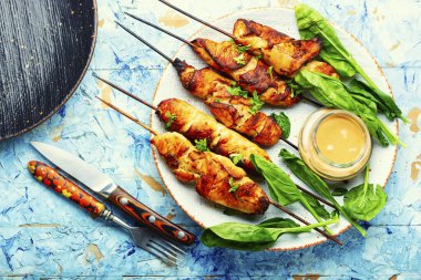 Kızarmış et, şişte tavuk göğsü. Fıstık soslu tavuk şiş. Tavuk satay