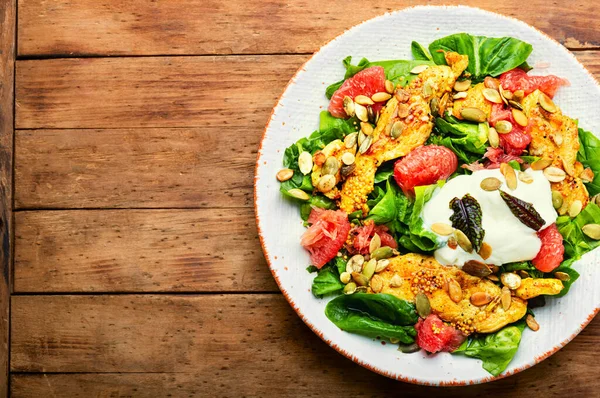 Salade Viande Fraîche Avec Poulet Agrumes Épinards Yaourt Espace Copie — Photo