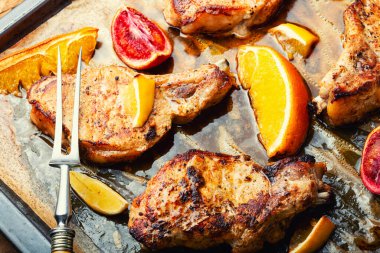 Et, domuz eti, narenciye salamurasında kızartılmış kemik pirzolası. Barbekü.