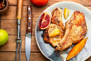 Portakallı, limonlu ve mandalinalı domuz pirzolası..