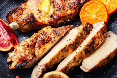 Et bifteği, iştah açıcı domuz pirzolası turunçgil salamurasında kızartılmış..