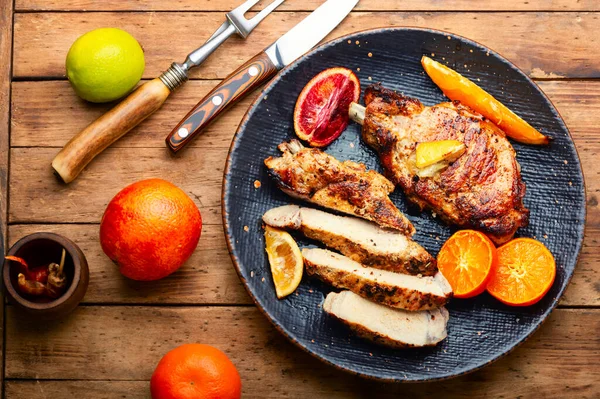 Schweineschnitzel Auf Knochen Orangen Limetten Und Mandarinen Gebacken — Stockfoto