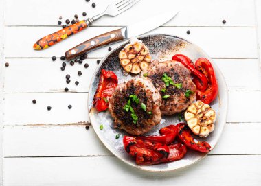 Izgara biftek, biftek ve baharatlı domuz eti. Pastırmalı kızarmış et..