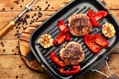 Biftek, biftek ve ardıç meyvelerinde marine edilmiş domuz eti. Izgarada doğranmış biftek.