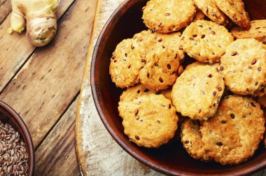 Zencefilli ve ketenli leziz krakerler. Vejetaryen kurabiyeleri.