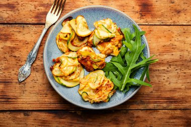 Lezzetli kızarmış kabak ve taze otlar. Kızarmış sebze.