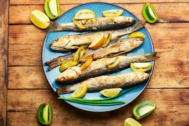 Lezzetli fırında pelenga, kivi ve limonlu balık..