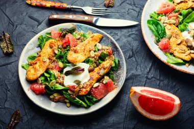 Tavuk, narenciye, marul ve yoğurtlu taze et salatası..