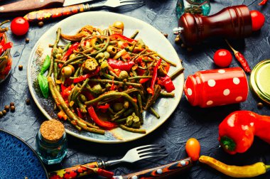 Biber, kuşkonmaz, fasulye, domates ve kapariden yapılan baharatlı sebze aperatifi.