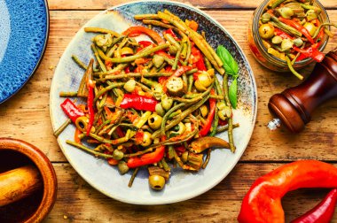 Baharatlı sebze salatası biber, kuşkonmaz fasulyesi, zeytin ve domates.