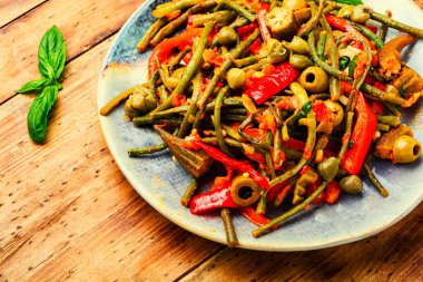 Bir tabak sıcak baharatlı sebze. Biber, domates ve kuşkonmaz mezesi. Meksika yemeği.