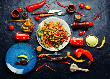 Bir tabak sıcak baharatlı sebze. Biber, domates ve kuşkonmaz mezesi. Meksika yemeği.