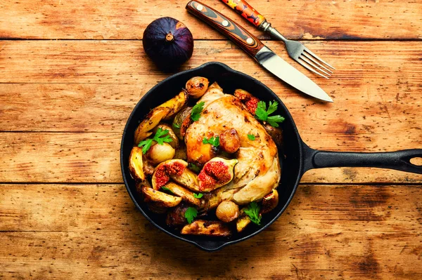 Gegrillte Hühnerkeulen Mit Bratkartoffeln Und Feigen Fleisch Gebraten Mit Feigen — Stockfoto