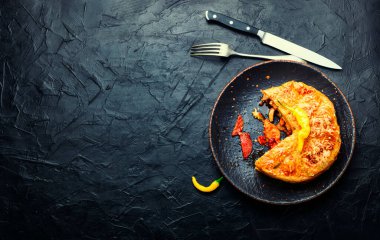 Meksika turtası, füme sosis ve tavuk. Et turtası. Metin için boşluk.